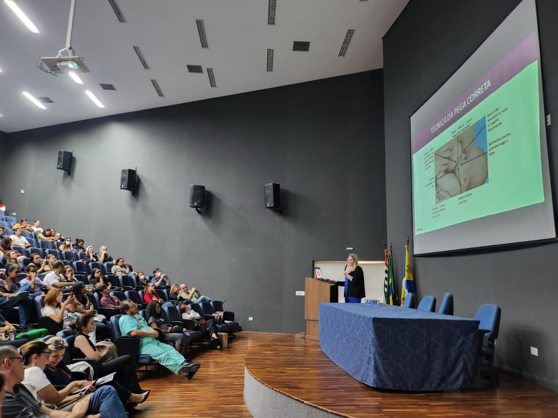 Luciana Inhasz palestrando para auditório sobre técnica de pega correta