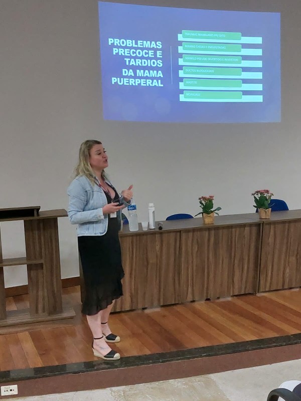 Luciana Inhasz em capacitação sobre aleitamento materno