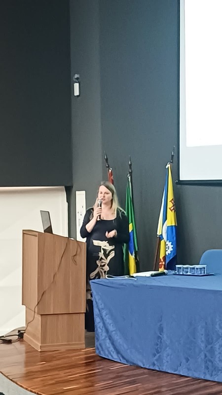 Luciana Inhasz em evento institucional de saúde